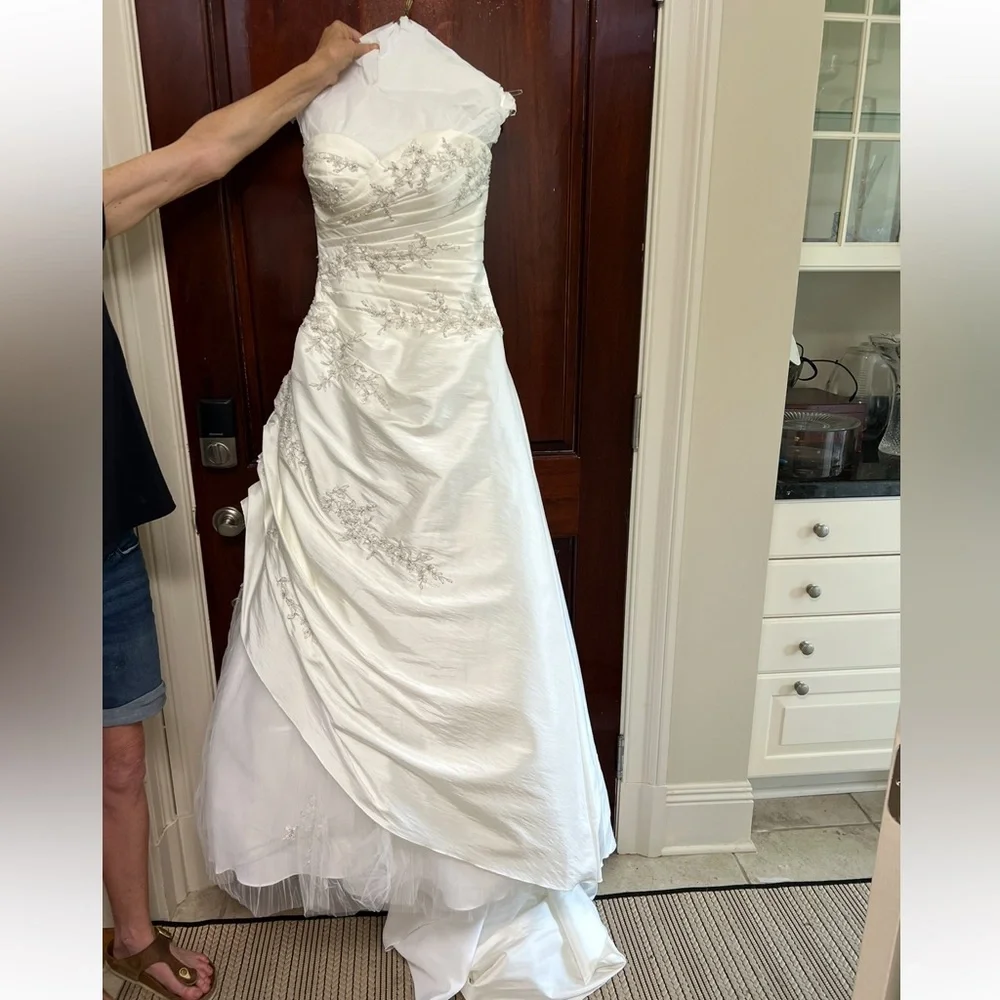 PRONOVIAS wedding dress excellent condition size 8. Worn once. Gorgeous. - Picture 3 of 10